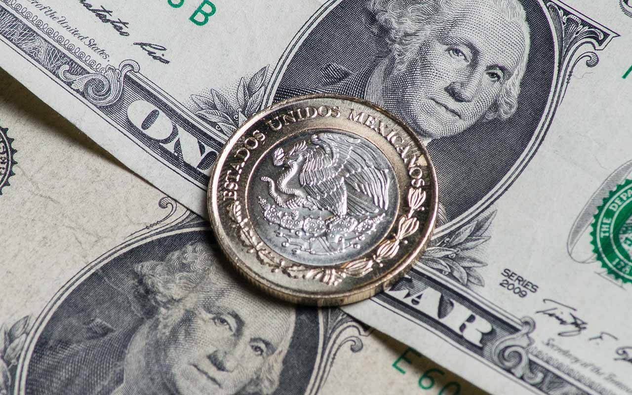 Peso se aprecia tras datos del PIB de Estados Unidos. 