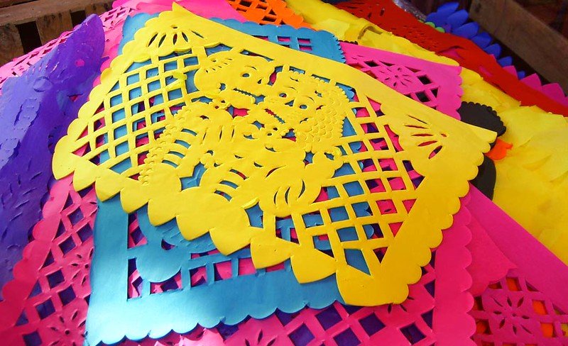 El papel picado: la colorida decoración de los altares para el Día de Muertos en México