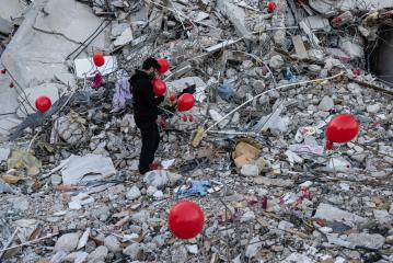 Turquía: globos rojos en ciudad de Antakya en homenaje a los niños muertos en el terremoto