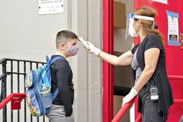 Nueva York abre sus escuelas secundarias para clases presenciales por primera vez en casi un año