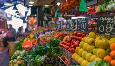 Precios mundiales de los alimentos bajan en abril, pero se mantienen en niveles altos